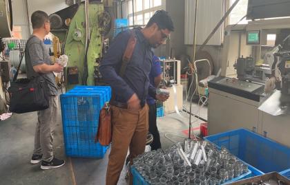 I clienti del Bangladesh visitano la fabbrica Headman